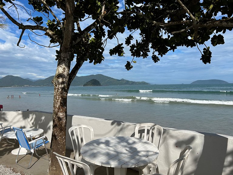 Confortável casa a beira mar c/ jardim pé na areia e área de