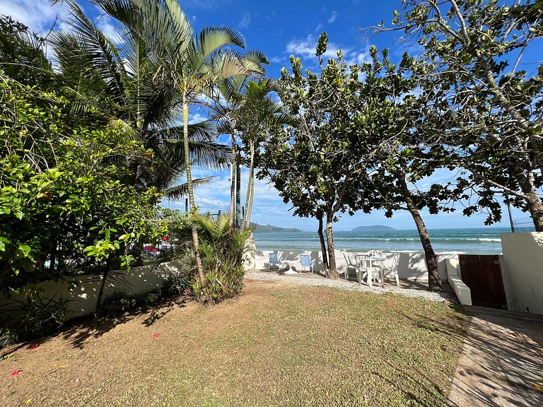 Confortável casa a beira mar c/ jardim pé na areia e área de