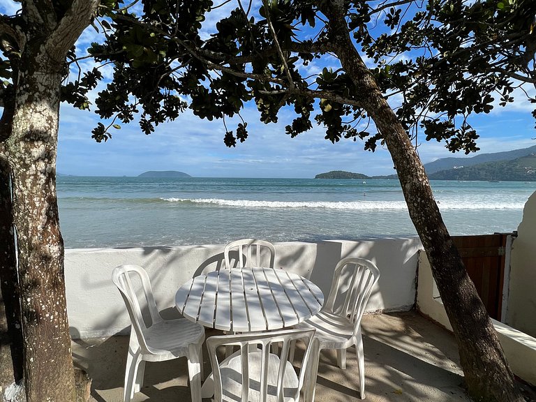 Confortável casa a beira mar c/ jardim pé na areia e área de