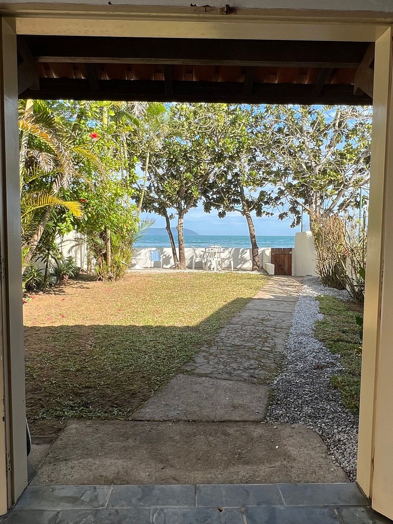 Confortável casa a beira mar c/ jardim pé na areia e área de