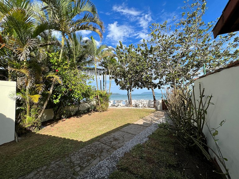 Confortável casa a beira mar c/ jardim pé na areia e área de