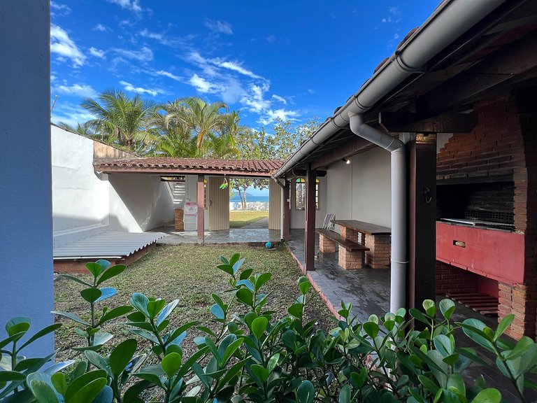 Confortável casa a beira mar c/ jardim pé na areia e área de