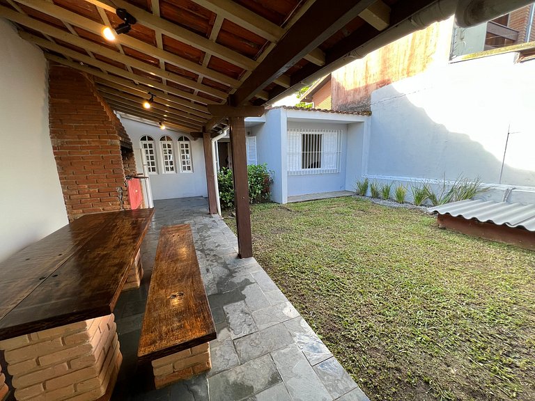 Confortável casa a beira mar c/ jardim pé na areia e área de