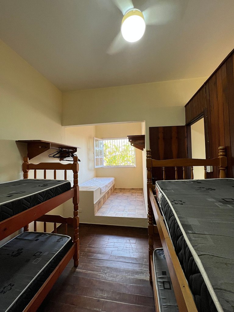 Confortável casa a beira mar c/ jardim pé na areia e área de