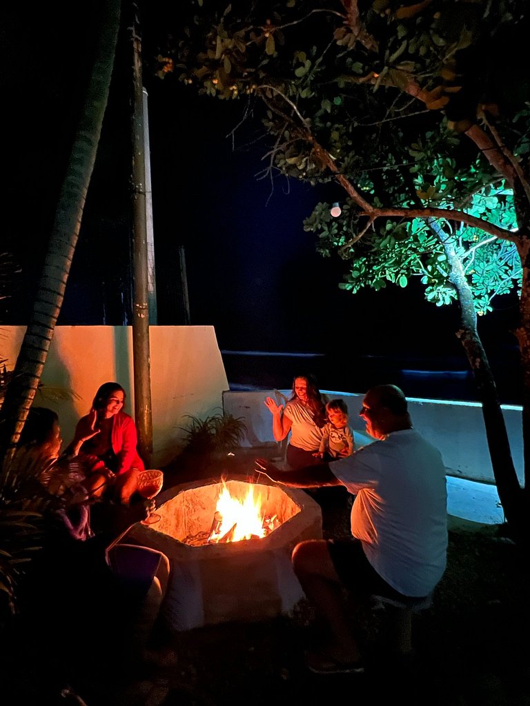 Confortável casa a beira mar c/ jardim pé na areia e área de