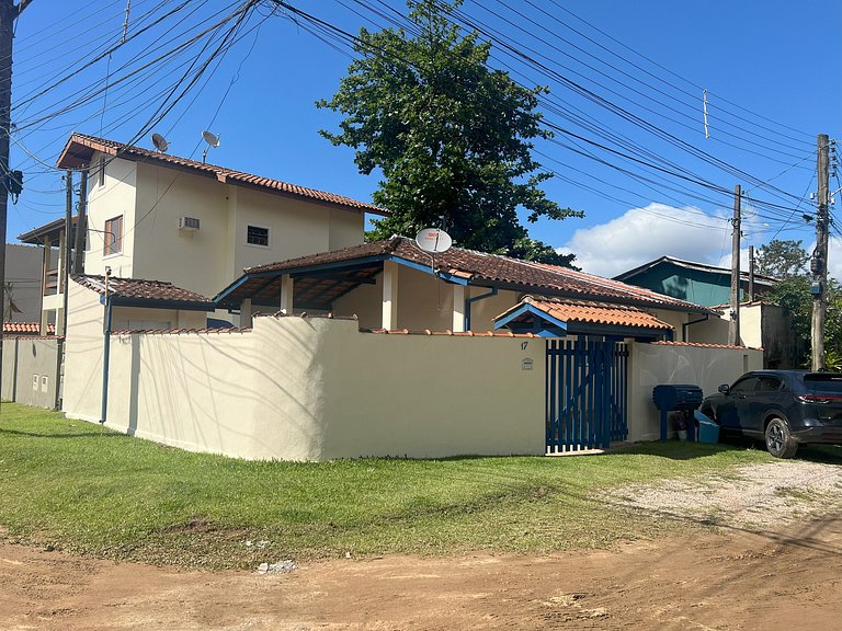 Linda casa c/ piscina poucos passos da Praia