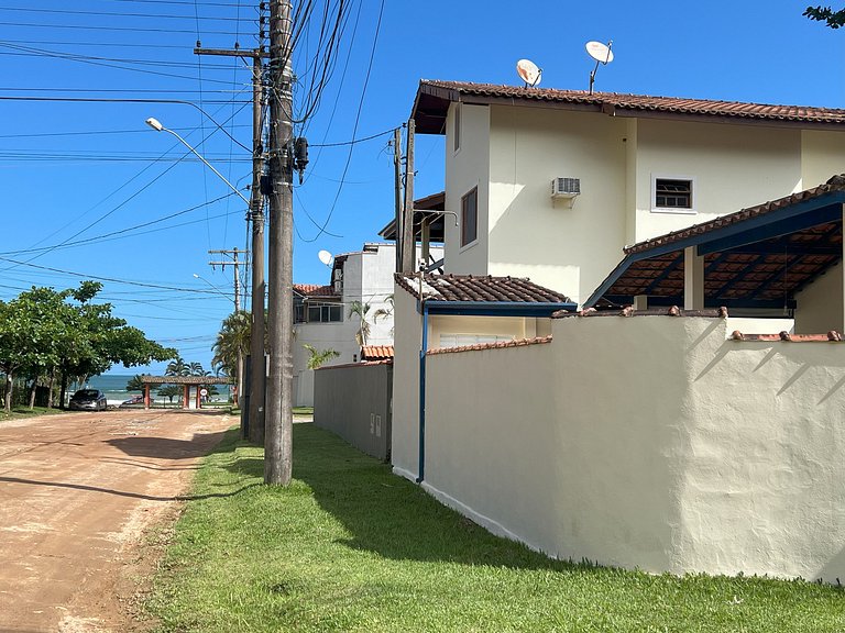Linda casa c/ piscina poucos passos da Praia