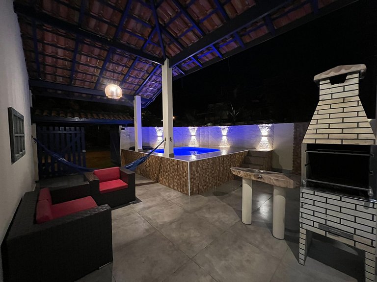 Linda casa c/ piscina a poucos passos da Praia