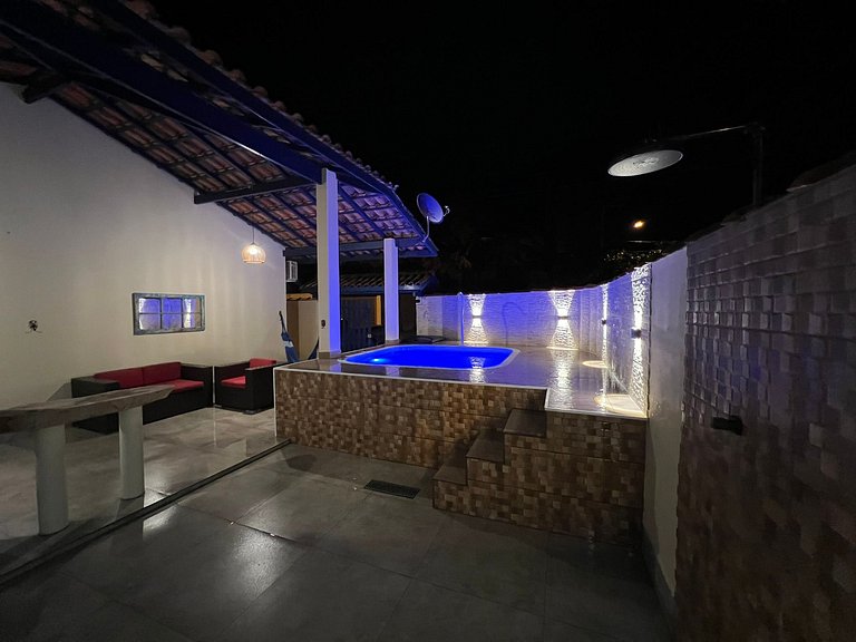 Linda casa c/ piscina a poucos passos da Praia