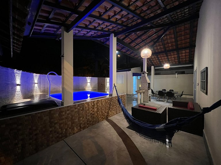 Linda casa c/ piscina a poucos passos da Praia