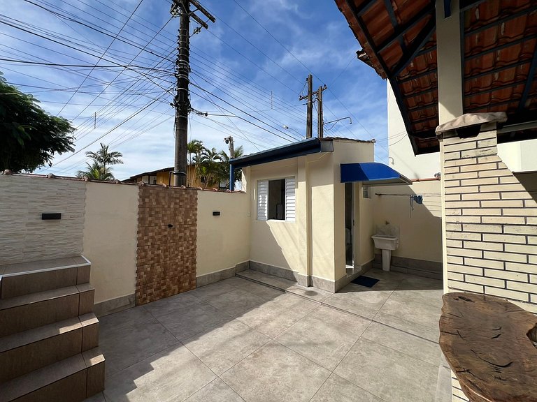 Linda casa c/ piscina a poucos passos da Praia