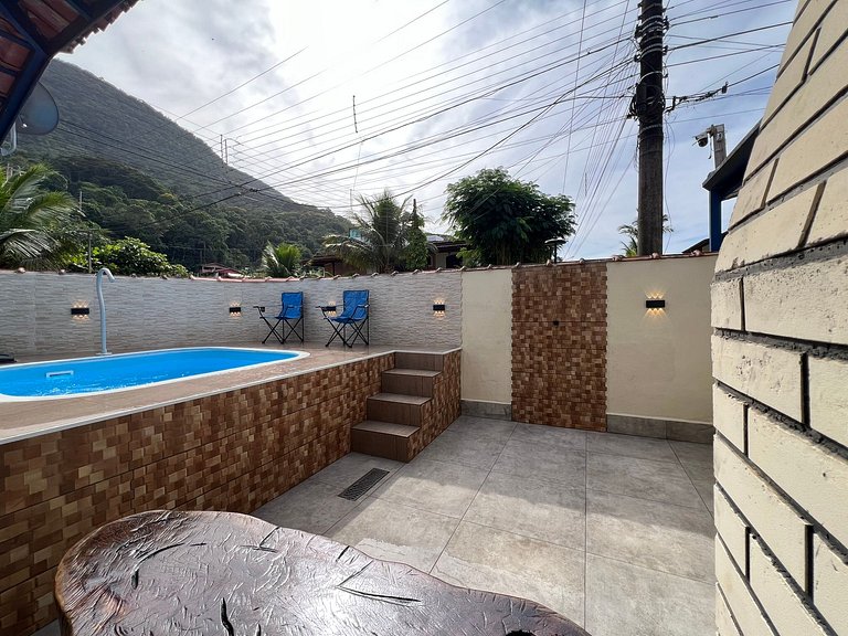 Linda casa c/ piscina a poucos passos da Praia