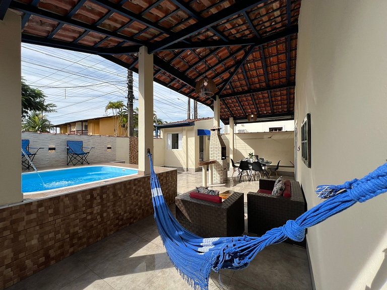 Linda casa c/ piscina a poucos passos da Praia