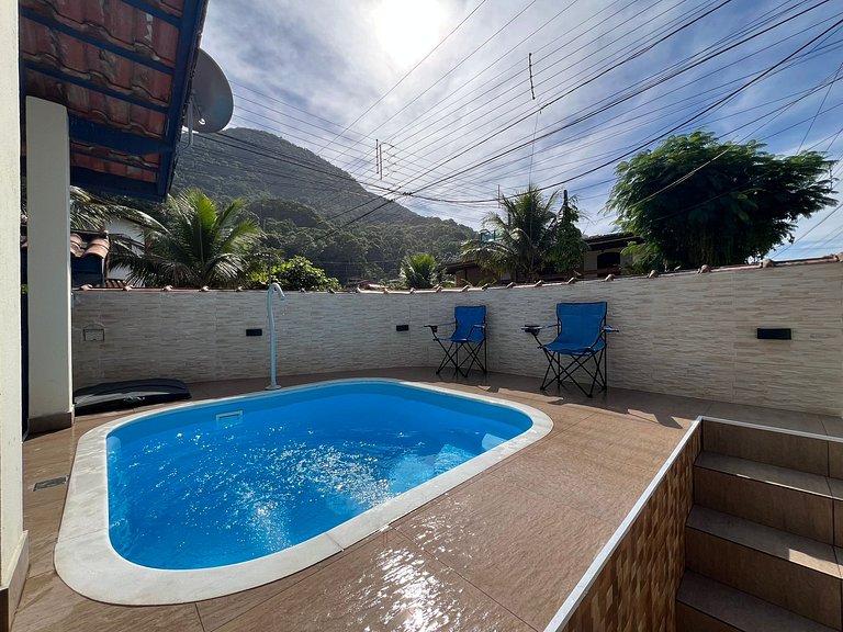 Linda casa c/ piscina a poucos passos da Praia