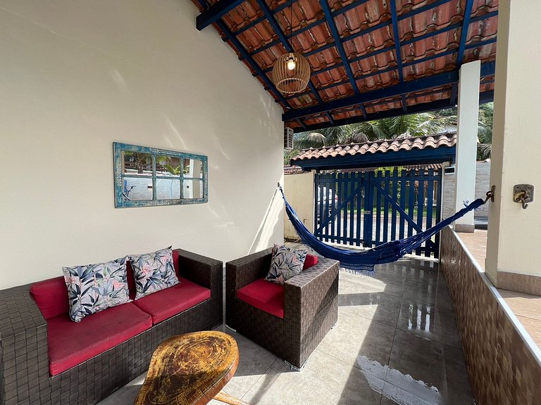Linda casa c/ piscina a poucos passos da Praia