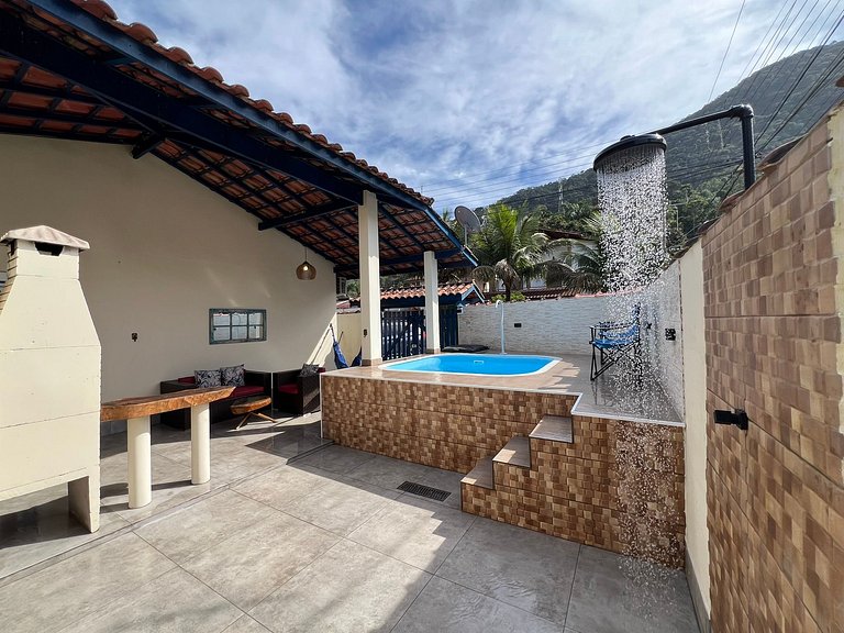 Linda casa c/ piscina a poucos passos da Praia