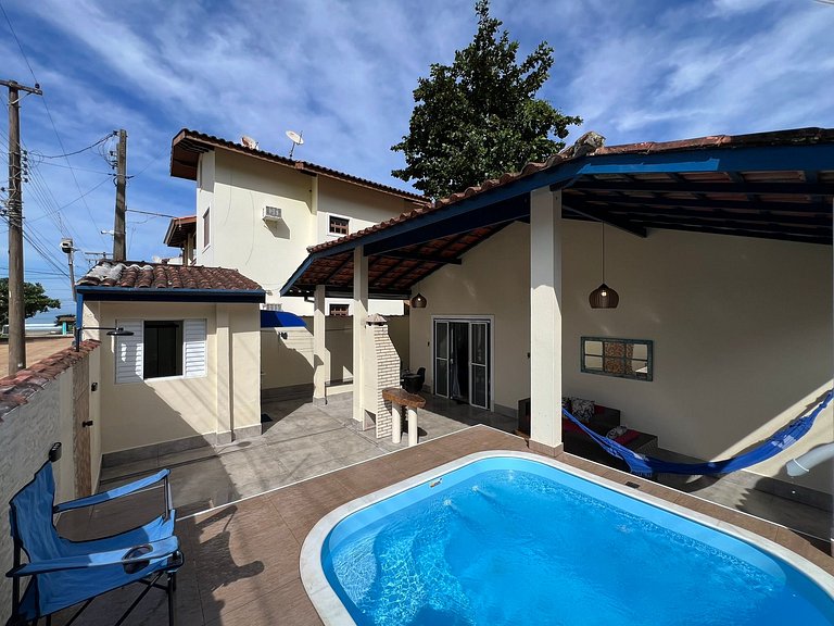 Linda casa c/ piscina a poucos passos da Praia