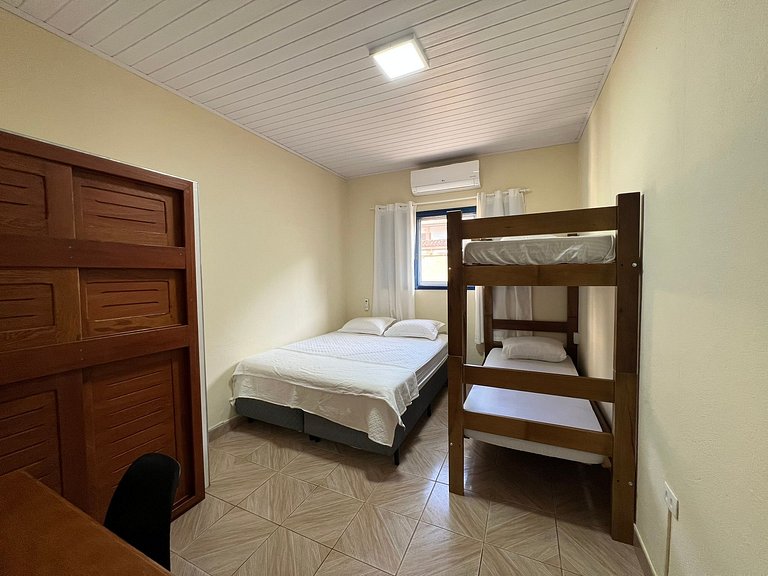 Linda casa c/ piscina poucos passos da Praia