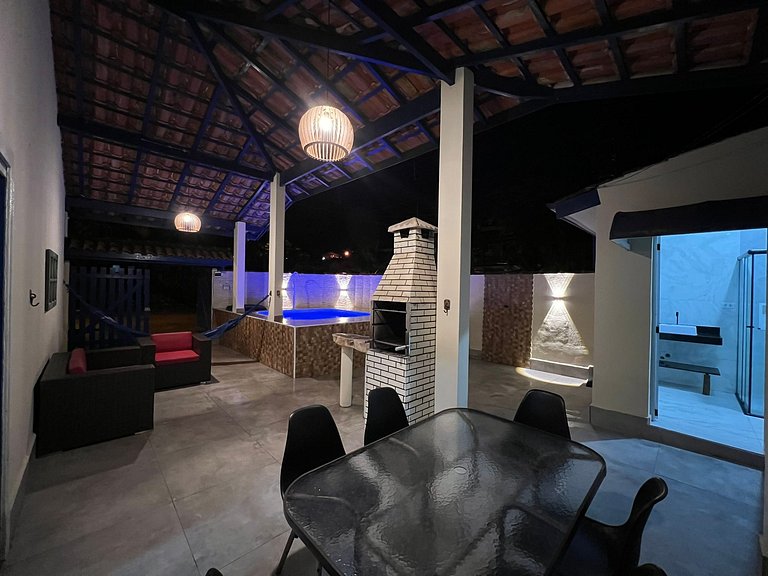 Linda casa c/ piscina poucos passos da Praia