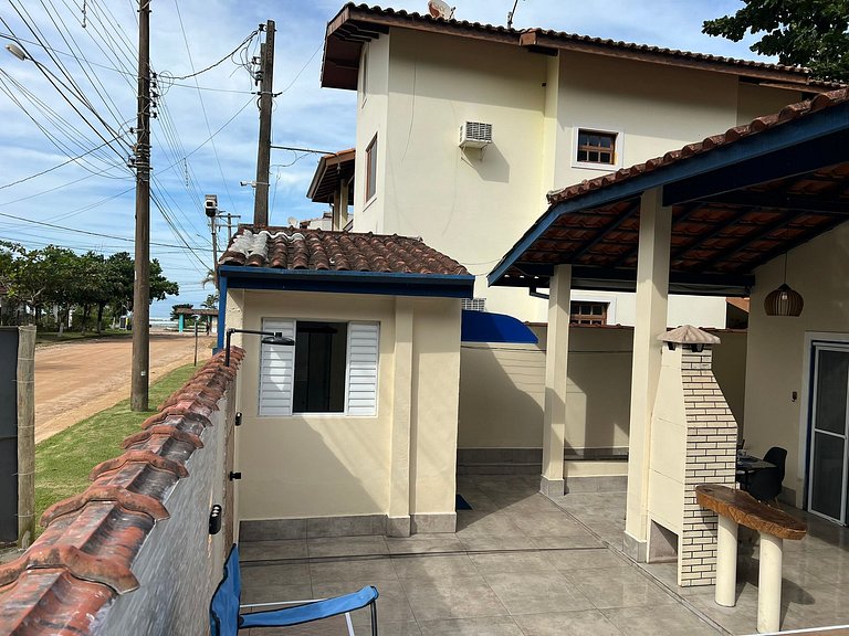 Linda casa c/ piscina poucos passos da Praia