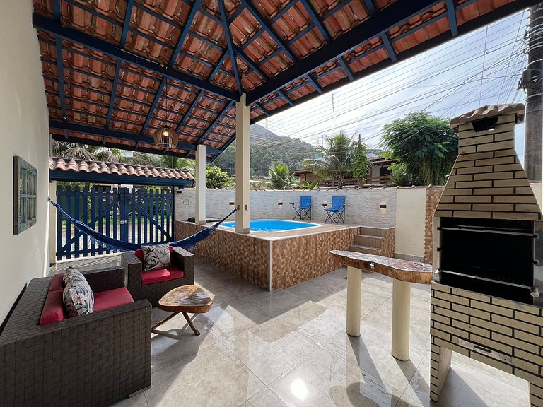 Linda casa c/ piscina poucos passos da Praia