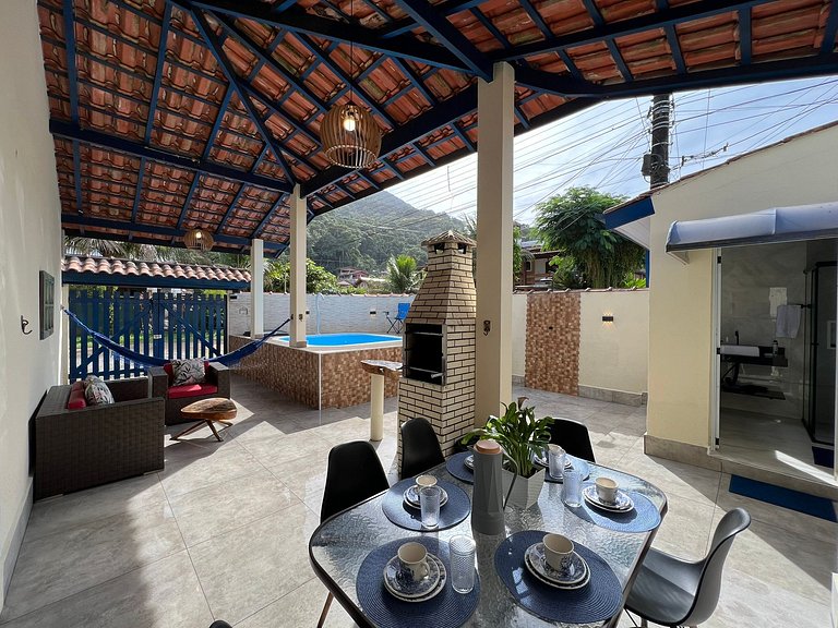 Linda casa c/ piscina poucos passos da Praia