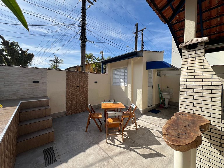 Linda casa c/ piscina a poucos passos da Praia