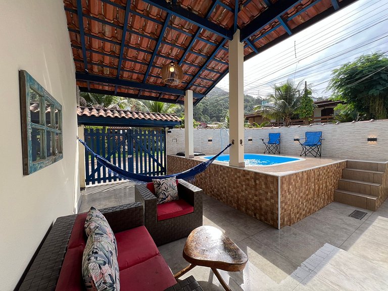 Linda casa c/ piscina poucos passos da Praia