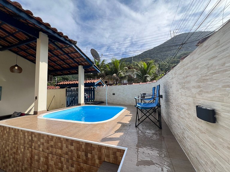 Linda casa c/ piscina poucos passos da Praia