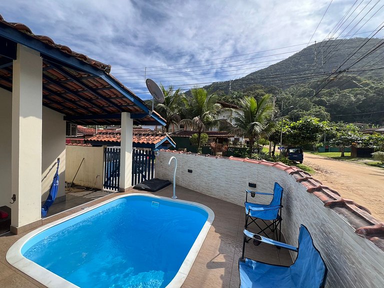 Linda casa c/ piscina poucos passos da Praia