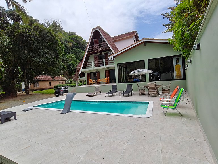 Conforto e Lazer: Casa com Piscina a 30m da Praia