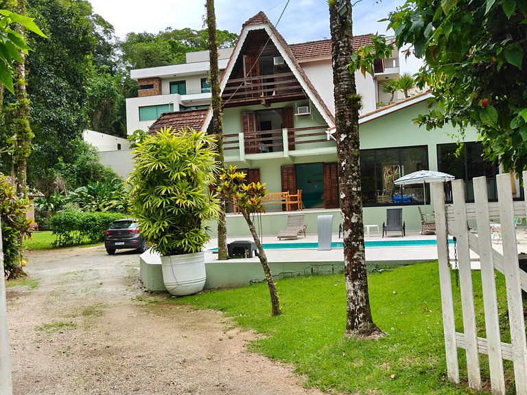 Conforto e Lazer: Casa com Piscina a 30m da Praia