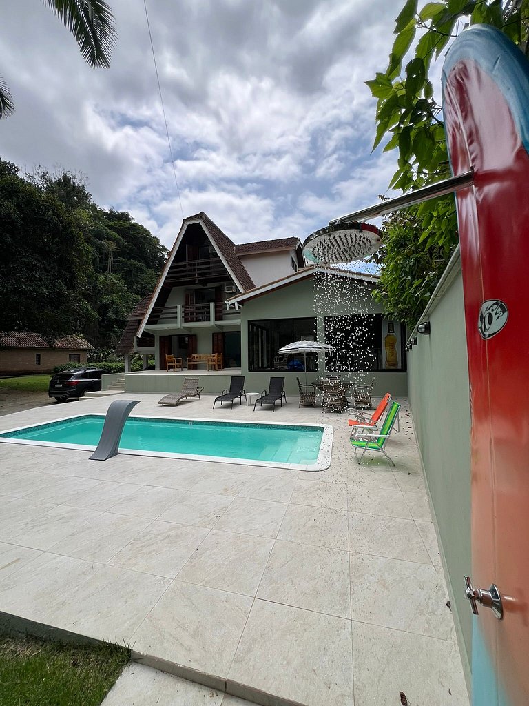 Conforto e Lazer: Casa com Piscina a 30m da Praia