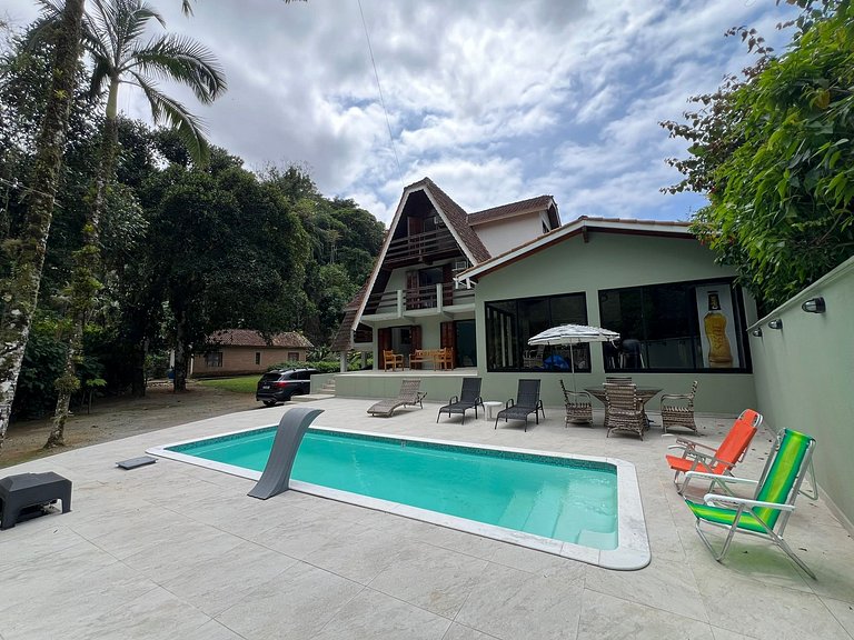 Conforto e Lazer: Casa com Piscina a 30m da Praia