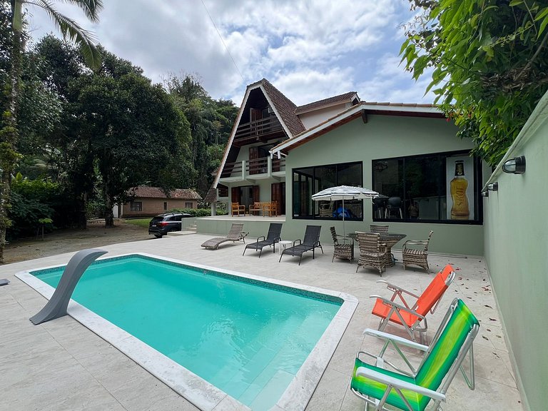 Conforto e Lazer: Casa com Piscina a 30m da Praia