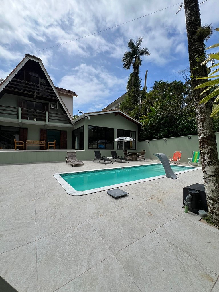 Conforto e Lazer: Casa com Piscina a 30m da Praia
