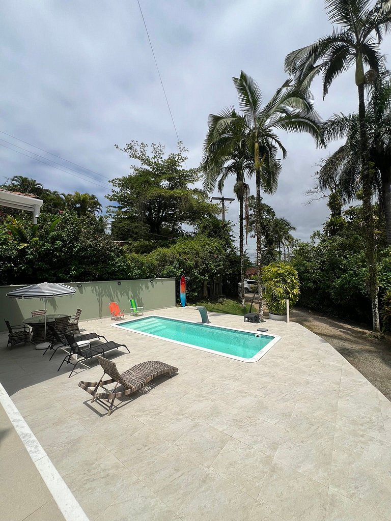 Conforto e Lazer: Casa com Piscina a 30m da Praia