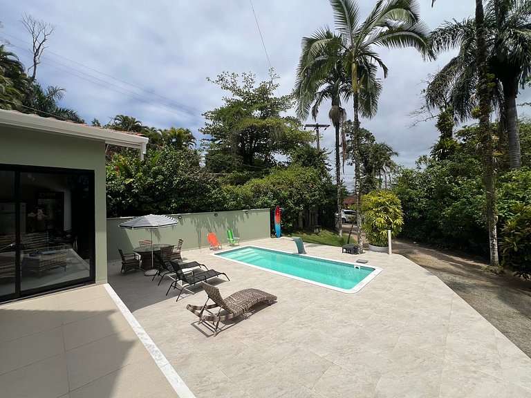 Conforto e Lazer: Casa com Piscina a 30m da Praia