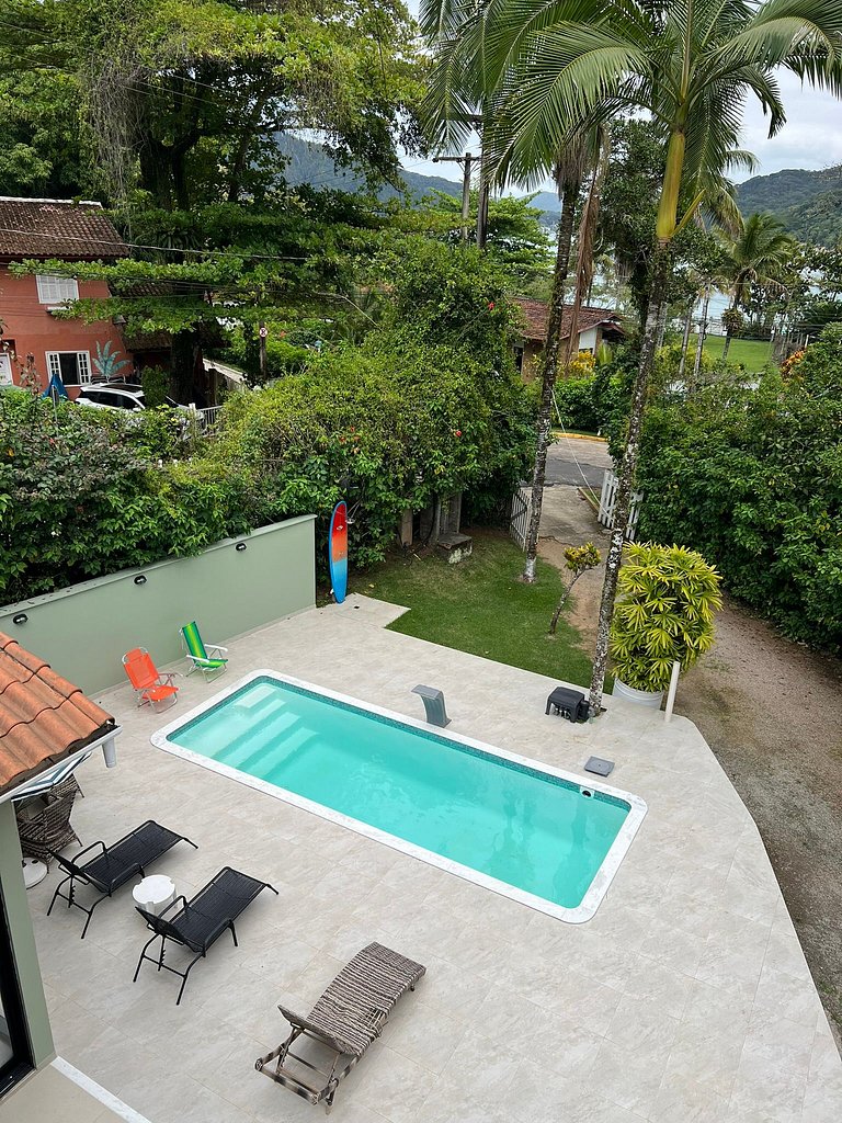 Conforto e Lazer: Casa com Piscina a 30m da Praia