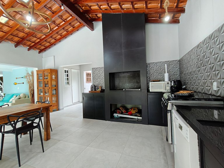 Conforto e Lazer: Casa com Piscina a 30m da Praia