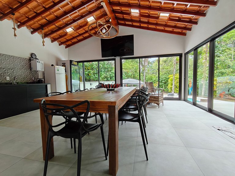 Conforto e Lazer: Casa com Piscina a 30m da Praia