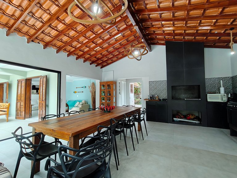 Conforto e Lazer: Casa com Piscina a 30m da Praia