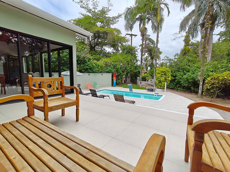 Conforto e Lazer: Casa com Piscina a 30m da Praia