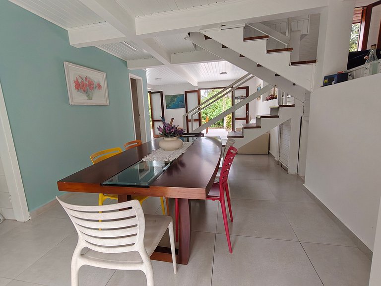 Conforto e Lazer: Casa com Piscina a 30m da Praia