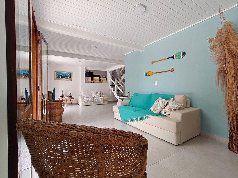 Conforto e Lazer: Casa com Piscina a 30m da Praia