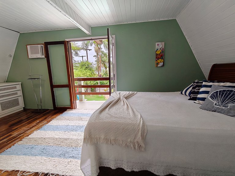 Conforto e Lazer: Casa com Piscina a 30m da Praia