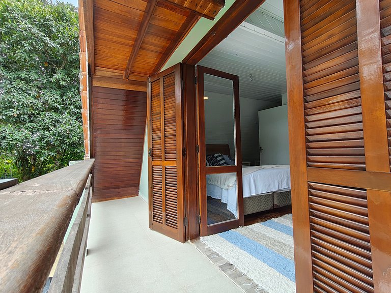 Conforto e Lazer: Casa com Piscina a 30m da Praia