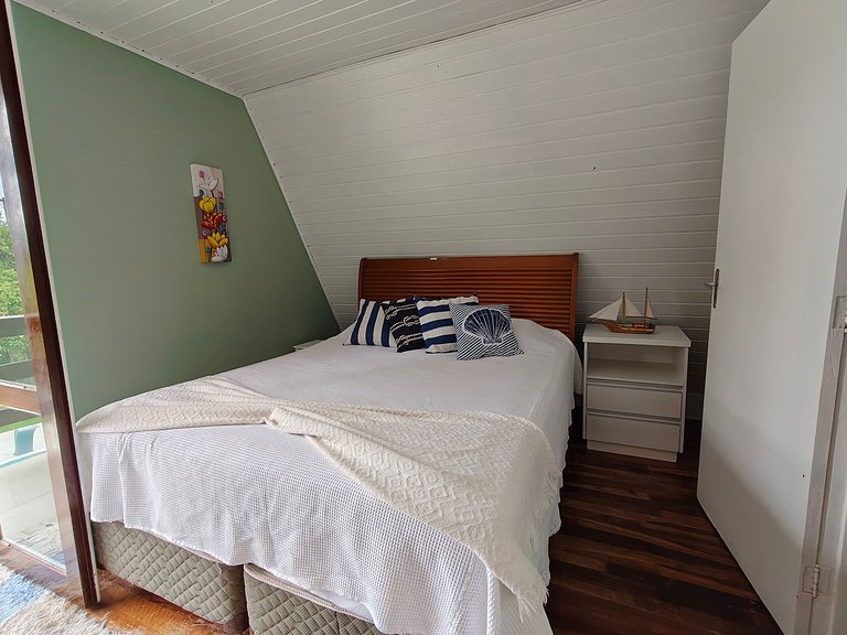 Conforto e Lazer: Casa com Piscina a 30m da Praia