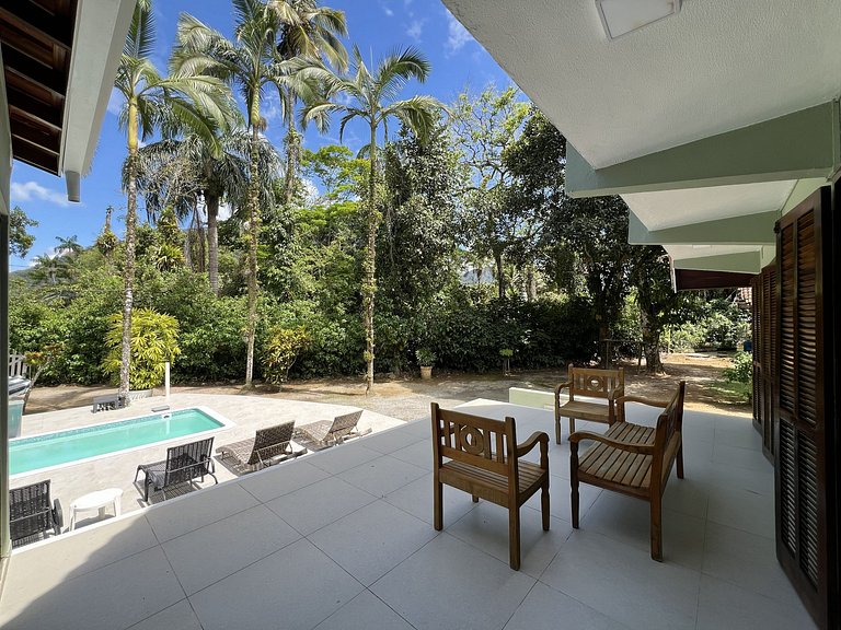 Conforto e Lazer: Casa com Piscina a 30m da Praia