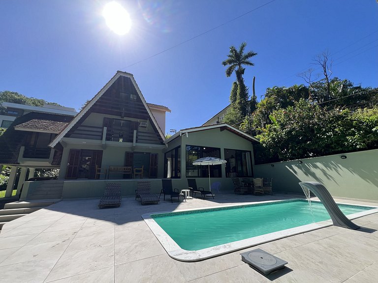 Conforto e Lazer: Casa com Piscina a 30m da Praia